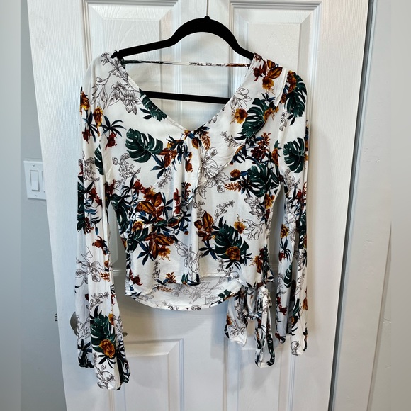Gimick White Floral V-Neck Blouse - Picture 6 of 6
